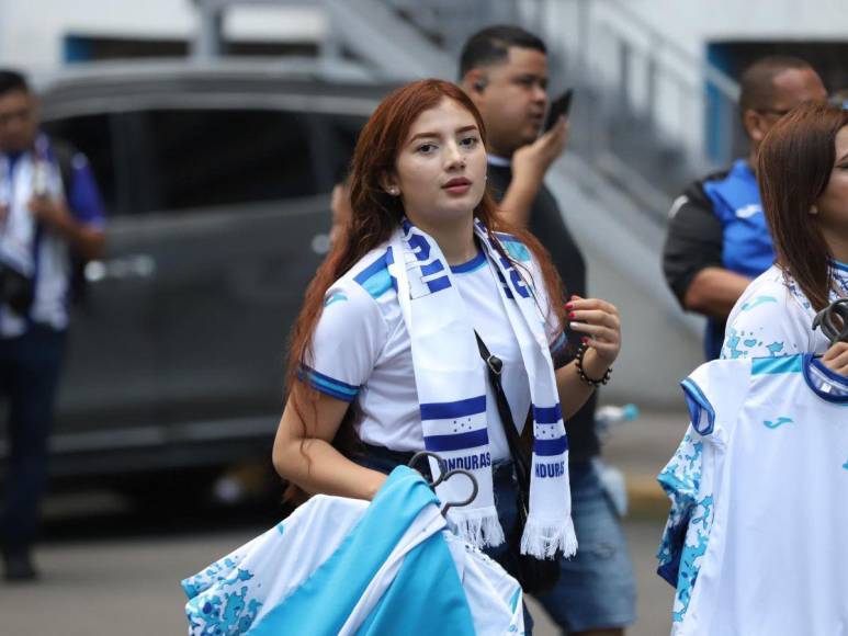 ¡Roban suspiros! Las bellezas que llegaron al duelo Honduras- México