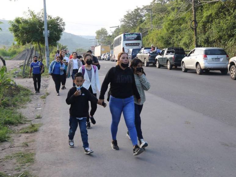 Cientos de capitalinos caminaron dos horas por toma en salida al sur de la capital