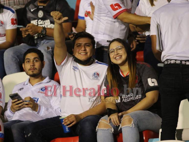 ¡Infierno blanco! Así se vive la previa del Olimpia-Municipal en el Chelato Uclés