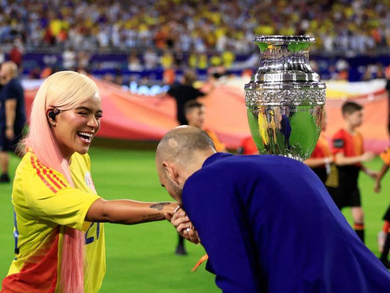 Sentimental y enfocada: así cantó Karol G el Himno de Colombia en final de la Copa América