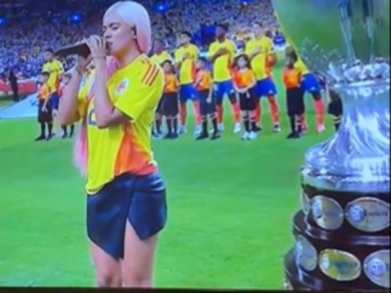 Sentimental y enfocada: así cantó Karol G el Himno de Colombia en final de la Copa América