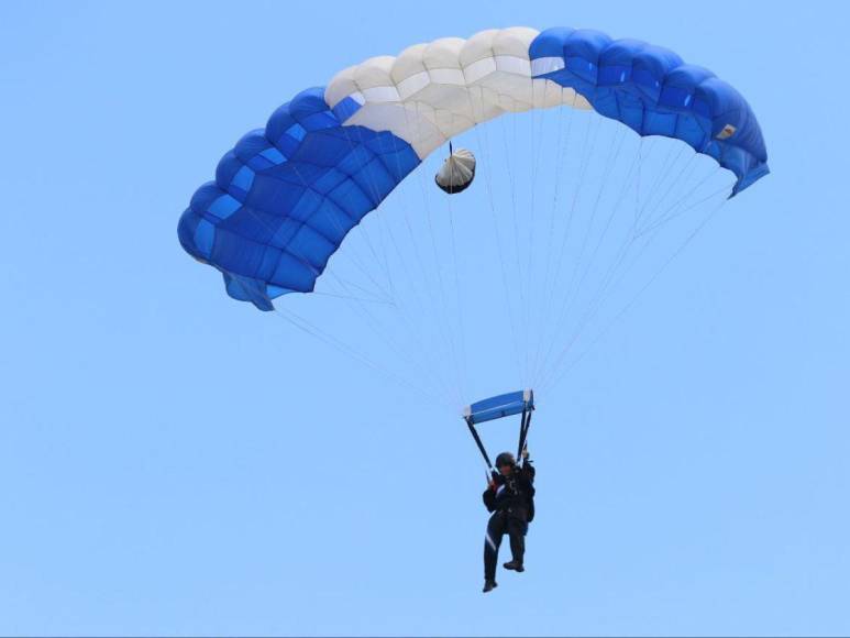 ¡Impresionante! Así surcaron el cielo hondureño los paracaidistas en los desfiles patrios