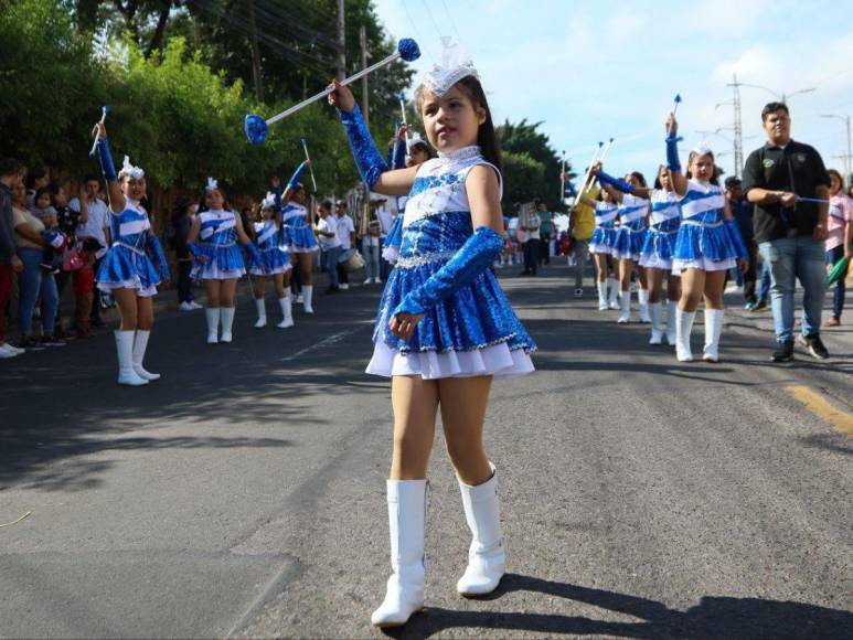 Pequeñas palillonas rinden tributo a la patria en desfiles en la capital