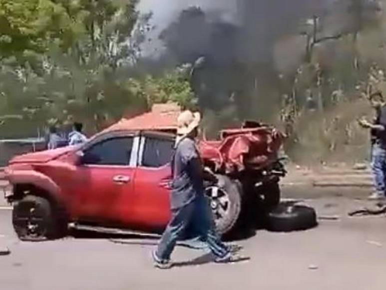 Destrozos e incendio: Las imágenes del múltiple accidente en peaje de Yojoa