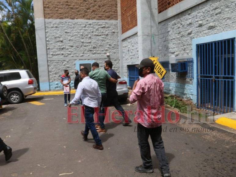 Gritos de “traidor” y agresiones a Salvador Nasralla: Así se vivió el zafarrancho en la Villa Olímpica