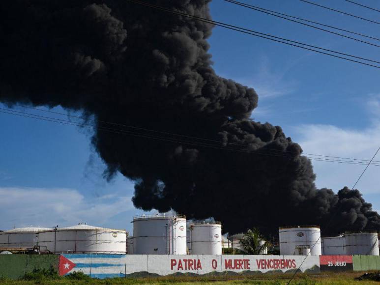 Las impactantes imágenes del pavoroso incendio tras el impacto de un rayo en Cuba