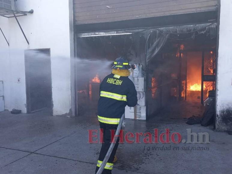 Pérdidas millonarias y estructuras colapsadas deja voraz incendio en la capital de Honduras