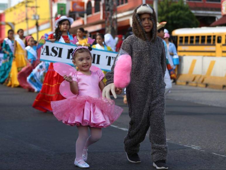 Trajes reciclados, mimos y Barbies: curiosidades que dejaron desfiles patrios de los centros básicos