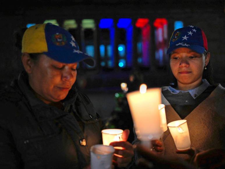 “Ay, mi papá”: Dan último adiós a muertos en protestas en Venezuela