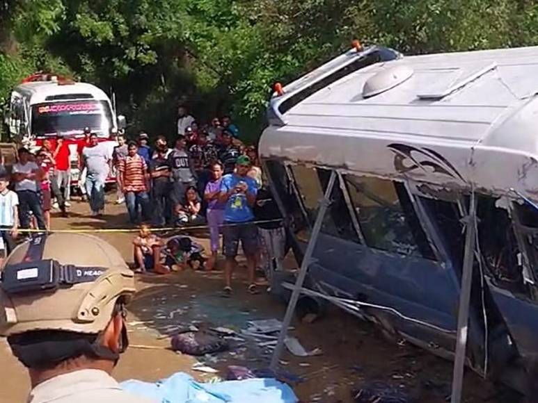 Drama y llanto: familiares llegan al accidente de bus en Altos de la Centroamérica