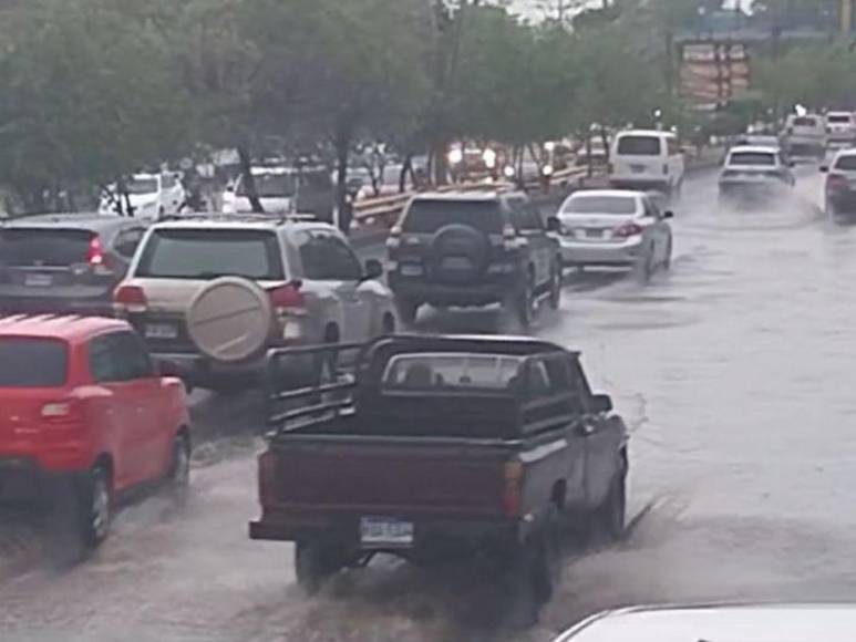 Inundaciones y congestionamiento vial por lluvia en la capital