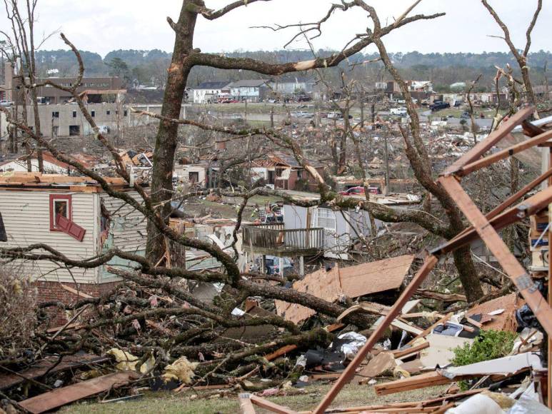 Las devastadoras imágenes del tornado que dejó varios muertos en Estados Unidos