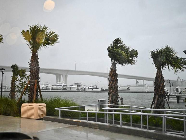 Idalia llega a Florida con tormentas catastróficas y vientos dañinos