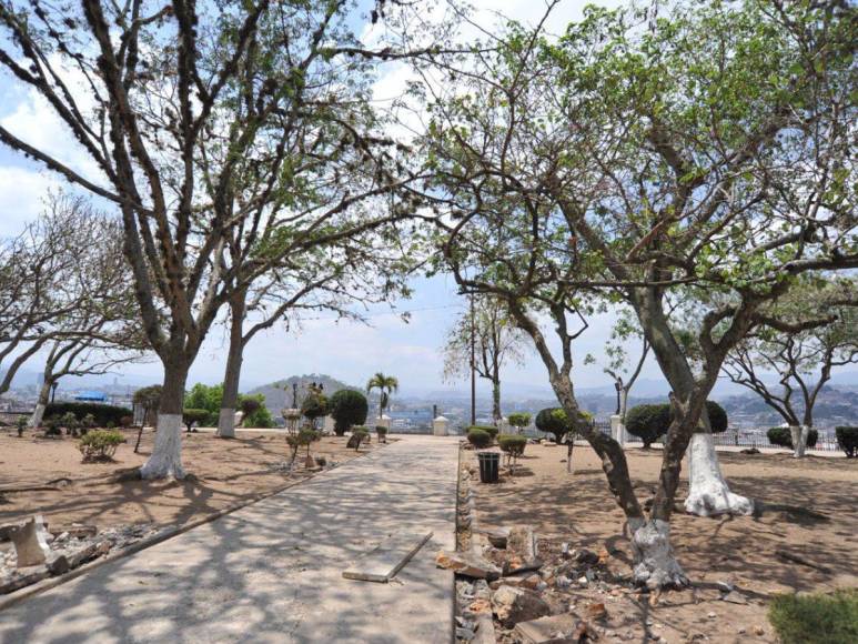 Inician trabajos para restaurar y dar nuevo rostro al histórico parque La Leona