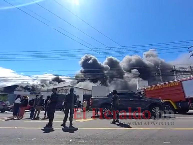 Pérdidas millonarias y estructuras colapsadas deja voraz incendio en la capital de Honduras