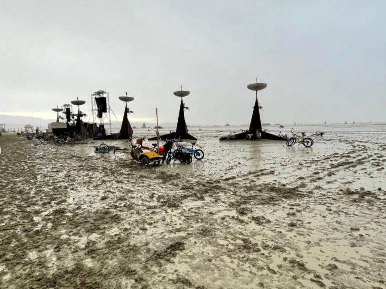 Una persona murió y miles quedaron atrapadas: el festival de Burning Man que se convirtió en un infierno