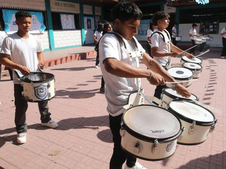 Con acrobacias y coreografía, banda del San Juan Bosco prepara espectáculo en desfiles