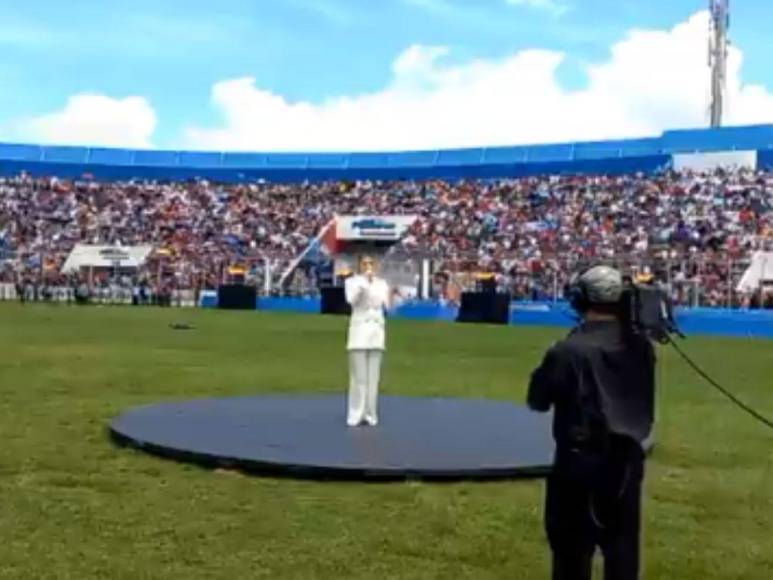 Fervor y talento: Cesia Sáenz entonó el Himno Nacional de Honduras en desfiles de Independencia