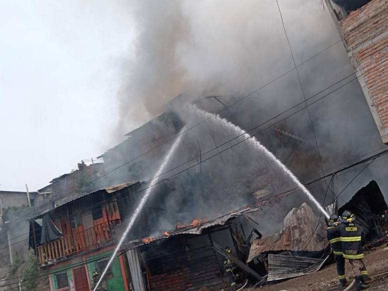 Las imágenes del incendio que consumió tres viviendas en colonia El Progreso