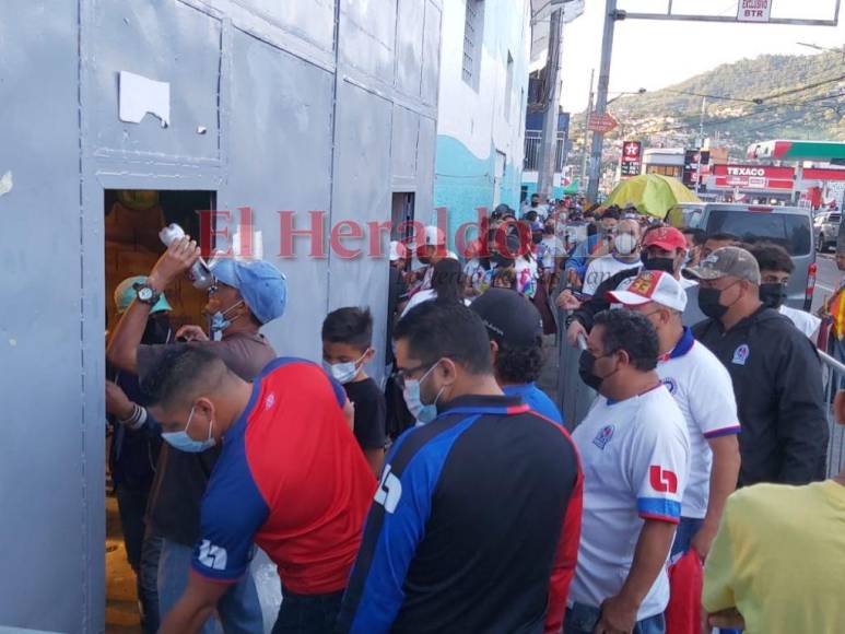 ¡Infierno blanco! Así se vive la previa del Olimpia-Municipal en el Chelato Uclés