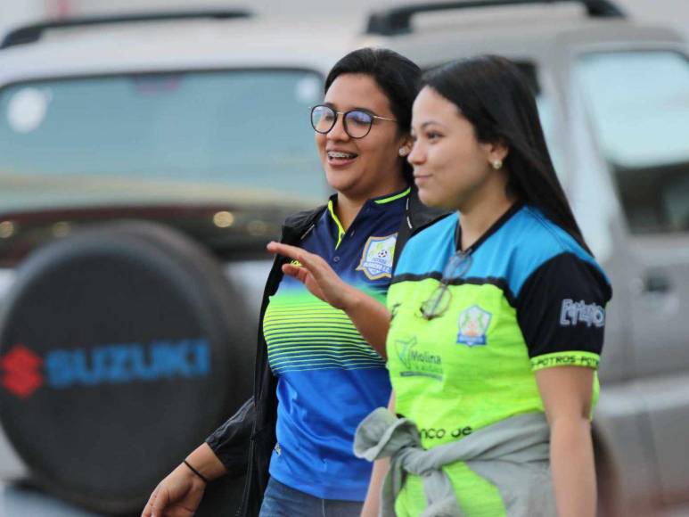 Bellas aficionadas del Olancho FC y Motagua engalanan el ‘Chelato’ Uclés