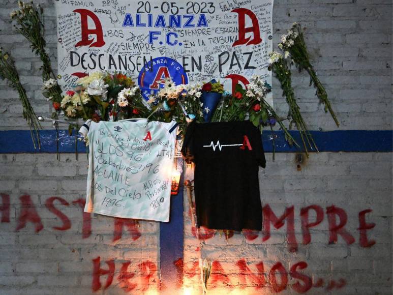 Imágenes del homenaje que rindieron a víctimas de estampida en estadio de El Salvador