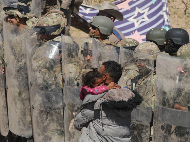 “Ay, mi papá”: Dan último adiós a muertos en protestas en Venezuela