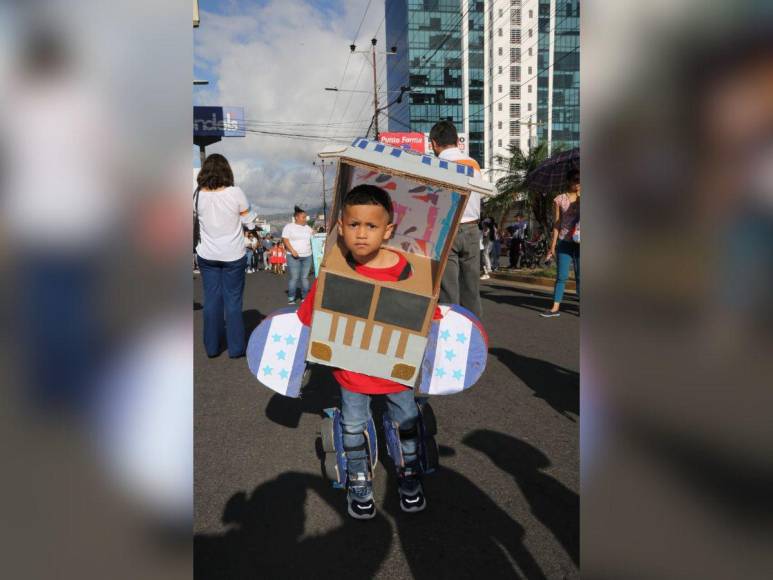 Alumnos de educación prebásica y básica derrochan patriotismo y ternura en las calles de la capital