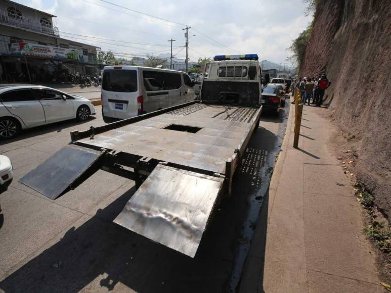 Inician decomiso de vehículos invasores en la salida a Danlí