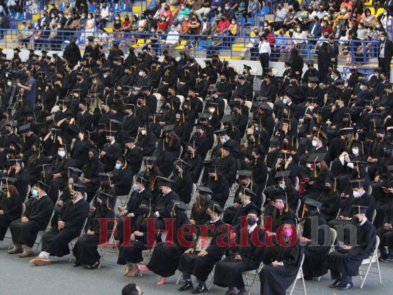 Alegría y conmovedoras dedicatorias durante entrega de títulos a nuevos profesionales en la UNAH