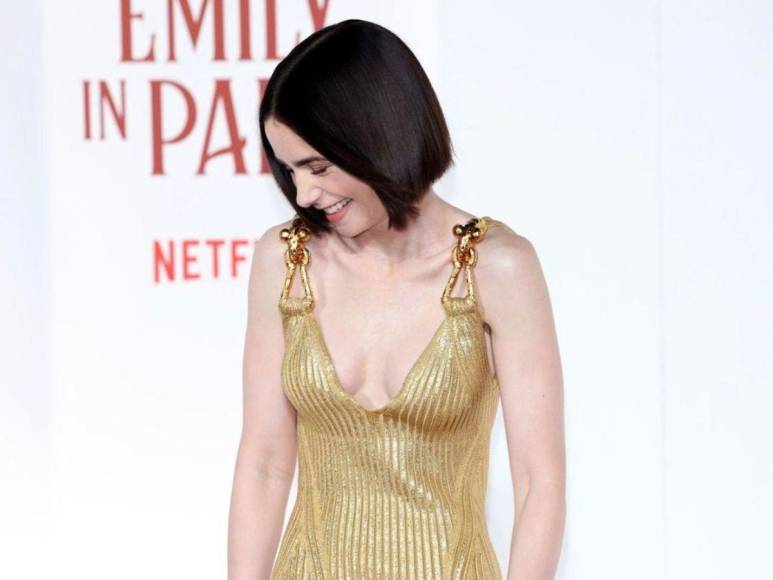 Lily Collins arrasa en el estreno de Emily In Paris en Roma con un escotado vestido dorado