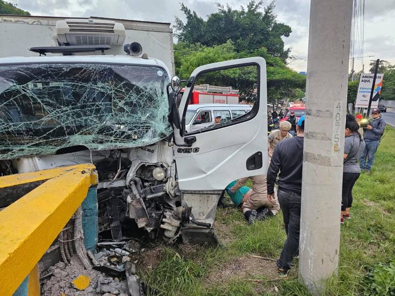 Tres heridos y largas filas tras accidente en bulevar Fuerzas Armadas