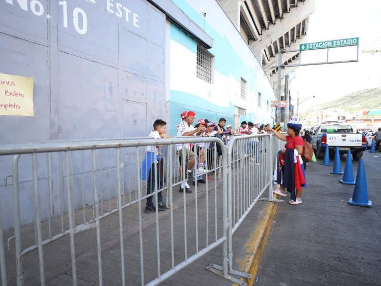 ¡Ya hay filas! Primeros aficionados en llegar a la final Olimpia-Motagua