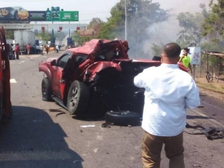 Destrozos e incendio: Las imágenes del múltiple accidente en peaje de Yojoa