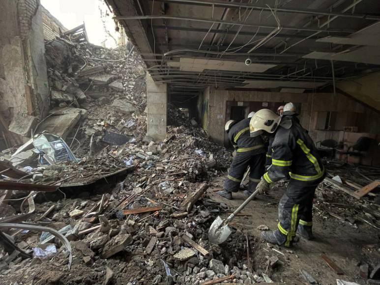 Escombros, evacuaciones forzadas y muertes: continúan los bombardeos en Ucrania