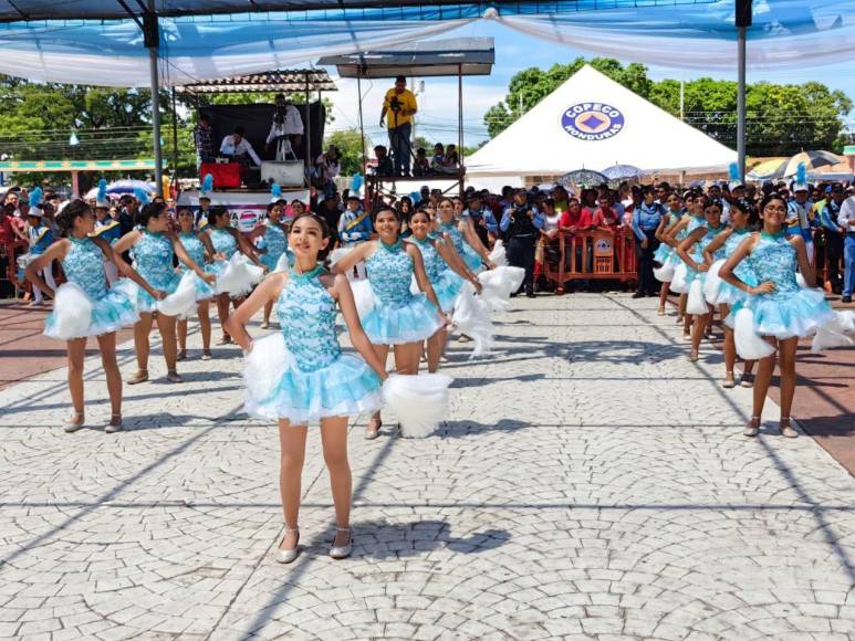 Hermosas palillonas engalanan los desfiles patrios en Choluteca