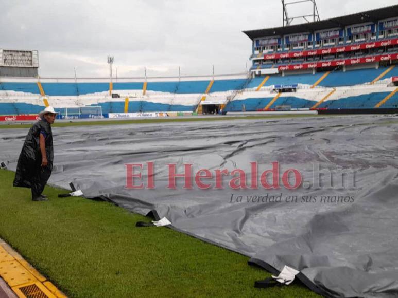 Fuerte lluvia y pocos aficionados: así luce el estadio Olímpico previo al Honduras vs Curazao