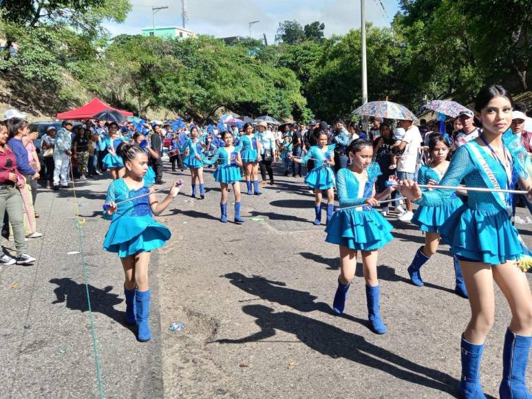 Pequeñas palillonas rinden tributo a la patria en desfiles en la capital