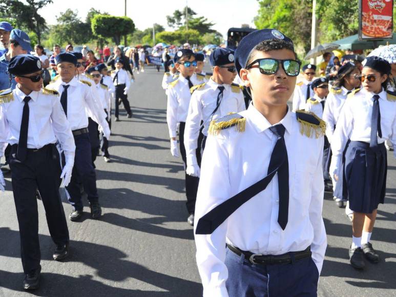 Bandas, pelotones y cadetes también brillaron en desfiles patrios de educación básica