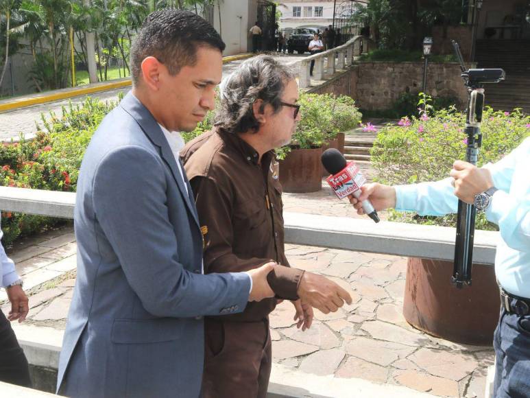 Padre Leopoldo Serrano llega a Casa Presidencial esperando reunión con Xiomara Castro