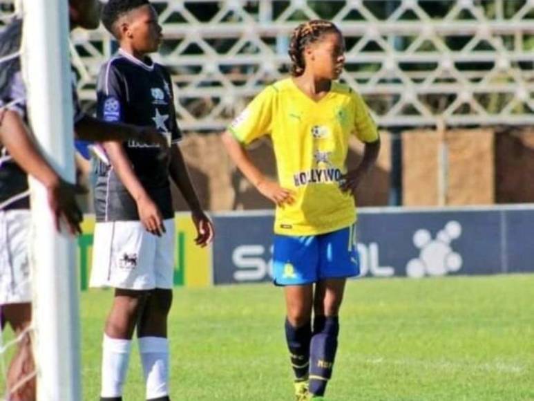 ¿Hija perdida? Así es Miche Minnies, la futbolista sudafricana que sorprende por su increíble parecido con Ronaldinho