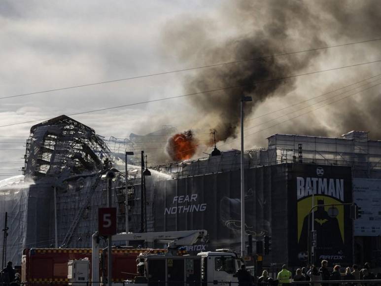 Terror en Copenhague: Incendio devasta icónico edificio del siglo XVII