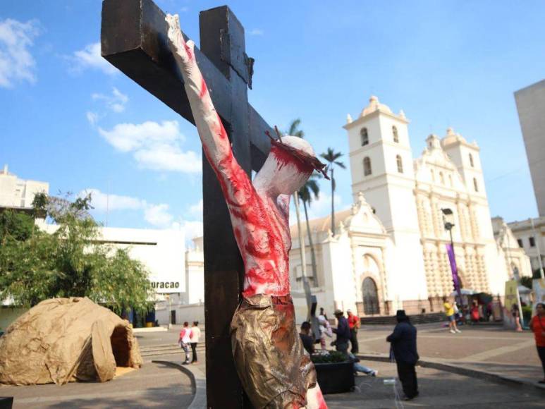 ¡Fervor y arte en Semana Santa! Inicia elaboración de alfombras en la avenida Cervantes