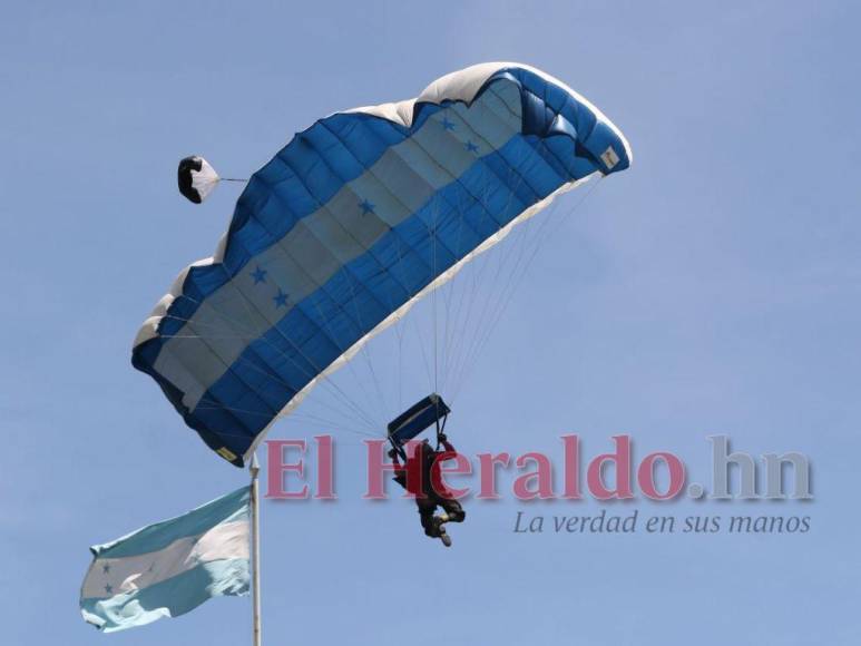 FOTOS: Paracaidistas se alistan para el salto por la Patria el 15 de septiembre