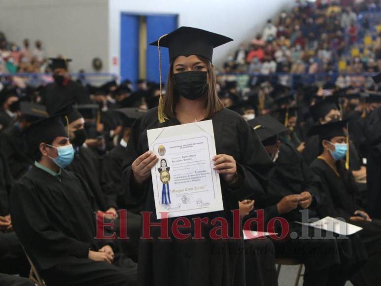 Alegría y conmovedoras dedicatorias durante entrega de títulos a nuevos profesionales en la UNAH