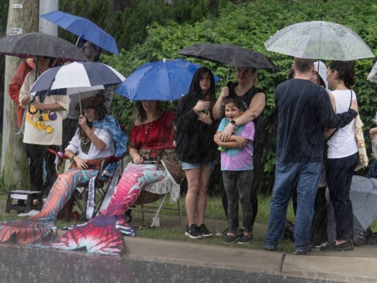 Con rótulos, disfraces y bajo la lluvia: así apoyan los fanáticos a Johnny Depp