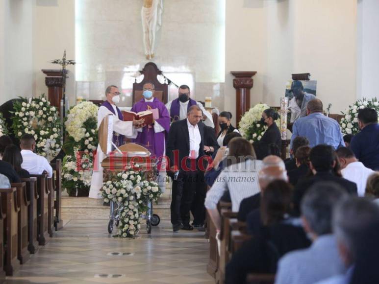 Tras misa, una caravana traslada cuerpo de Said Lobo a cementerio de El Chimbo (Fotos)