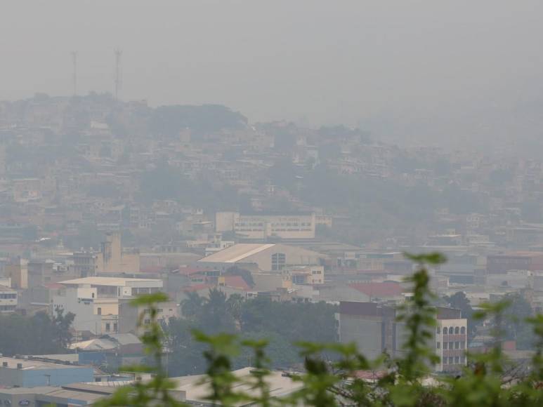 Gris y con el aire contaminado: Así está la capital de Honduras por capa de humo