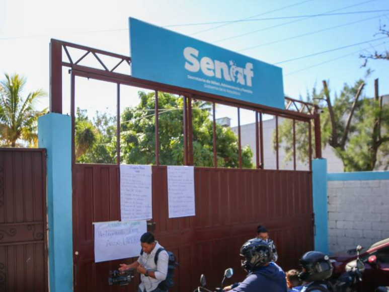 Continúan protestas en la Senaf tras agresión de policía a manifestantes