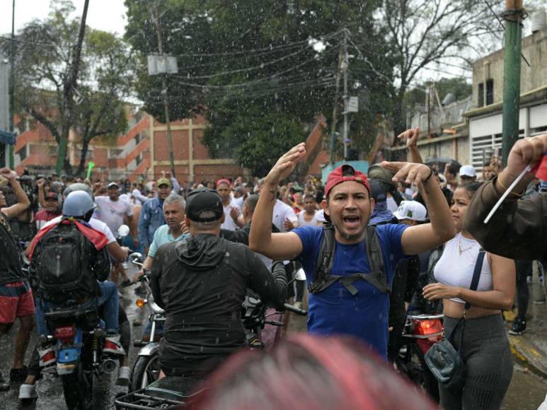 Cacerolazos, gritos y pancartas de fraude: protestas contra triunfo de Maduro en Venezuela